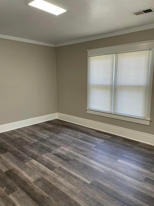 Building Photo - Make this house your home! 3 bedrooms/1 ba...