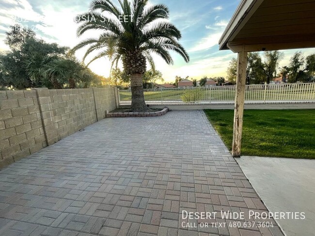 Building Photo - Beautiful 4 Bedroom, 2 Bath on the Golf Co...