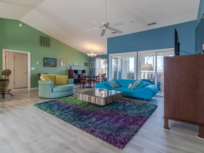 Building Photo - YEAR ROUND RENTAL- FURNISHED - 3 BEDROOM CONDO - WOODS COVE