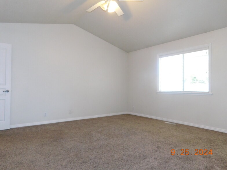 Master Bdrm - 5282 N Schumann Ave