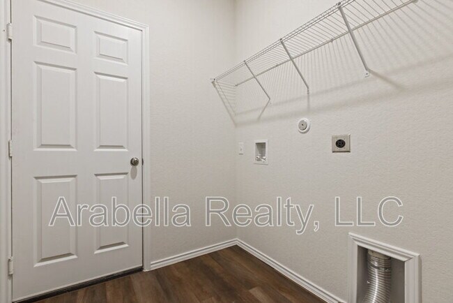 Building Photo - 440 Lynwood Gold