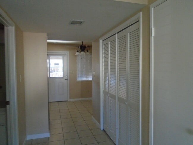 Building Photo - QUAILWOOD CUTIE IN GATED COMMUNITY!!!