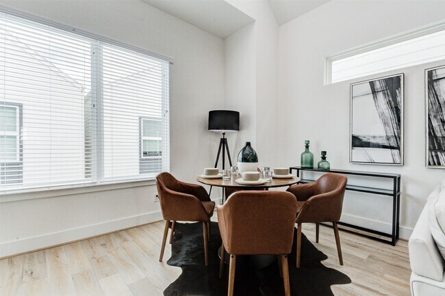 Building Photo - 1131 W 17th St