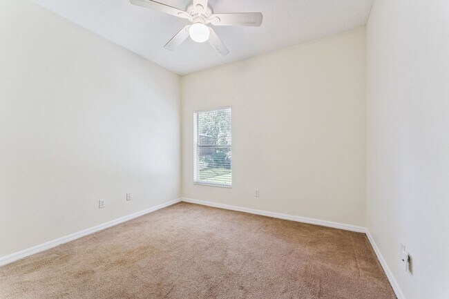 Building Photo - Large 6 Bedroom Rental in Gated Avalon Lak...