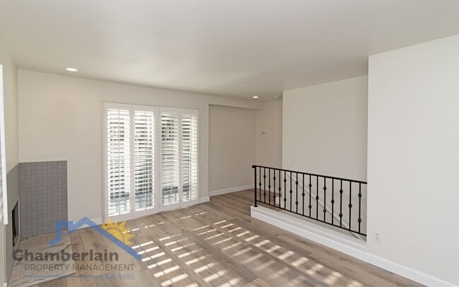 Building Photo - 2 bedroom 1/5 bath in the Village and walk...
