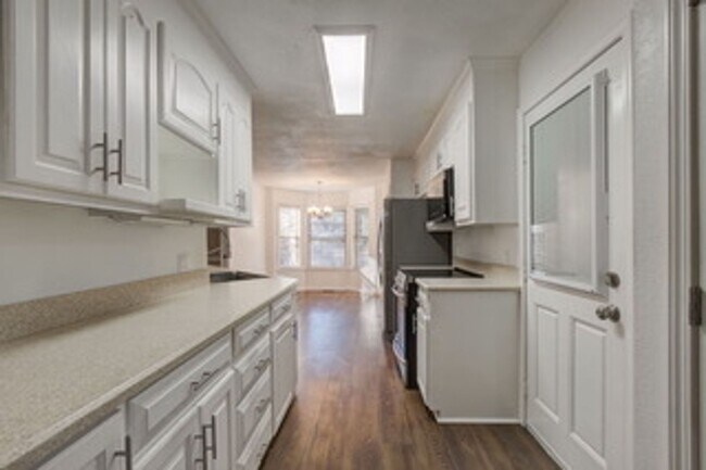 Building Photo - 212 Running Deer Dr