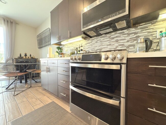 Building Photo - Beautiful 3 Bedroom in Private Community
