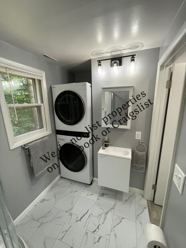 Building Photo - 13 Pawling St