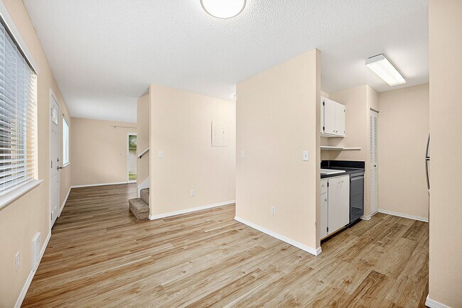 Building Photo - North Tacoma Condo Living | 2 Bed, 1.5 Bath End-Unit | Great Amenities!