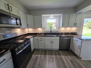 Building Photo - Spacious Town Home in Brighton Heights!