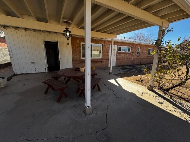 Building Photo - Beautiful 3 bedroom 2 bathroom home.