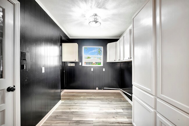 Building Photo - 1914 Monroe Dr