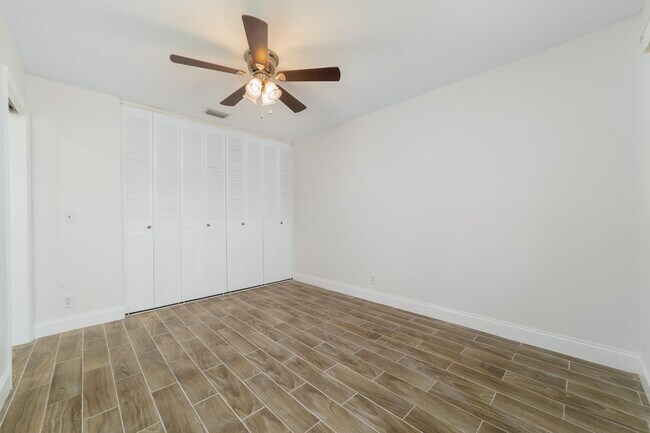 Building Photo - 2567 Dudley Dr W