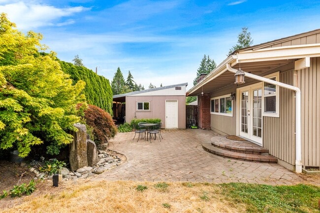 Building Photo - Bellevue 3 Bedroom 1.5 Bath - Detached Gar...