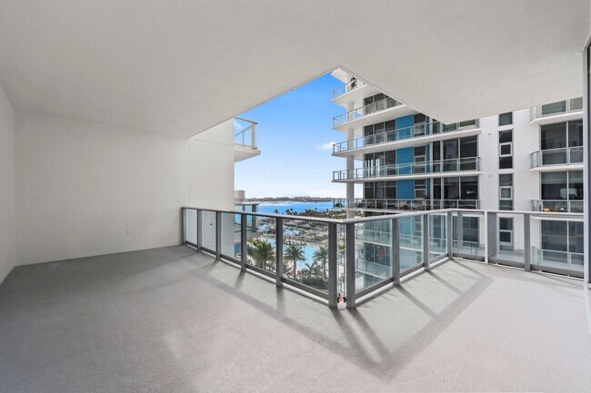 Building Photo - 220 Lake Shore Dr