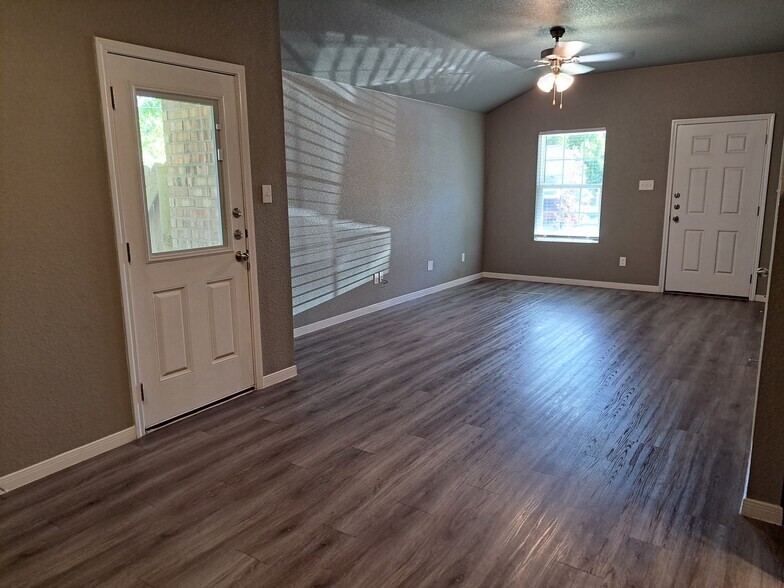Building Photo - 209 W Robin Ln