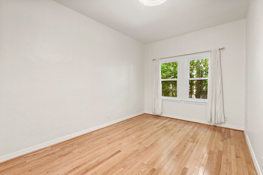 Building Photo - 340 N Oakhurst Dr