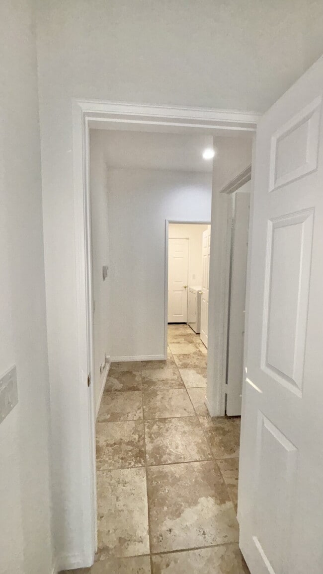 Building Photo - 3 Bedrooms and 2.5 Bathrooms Home on 7th Tee!