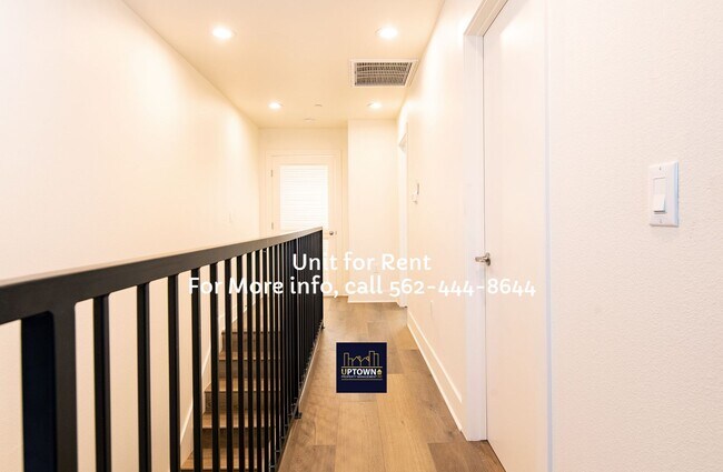 Building Photo - Townhome - 3 Bedrooms / 2 Baths - Cudahy