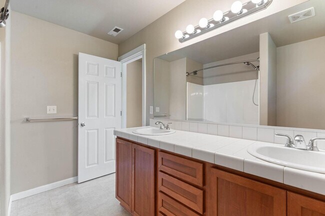 Building Photo - Bright, spacious 3-bdrm/2.5 bath Tigard townhome. Fireplace, balcony, 2-car garage, W/D