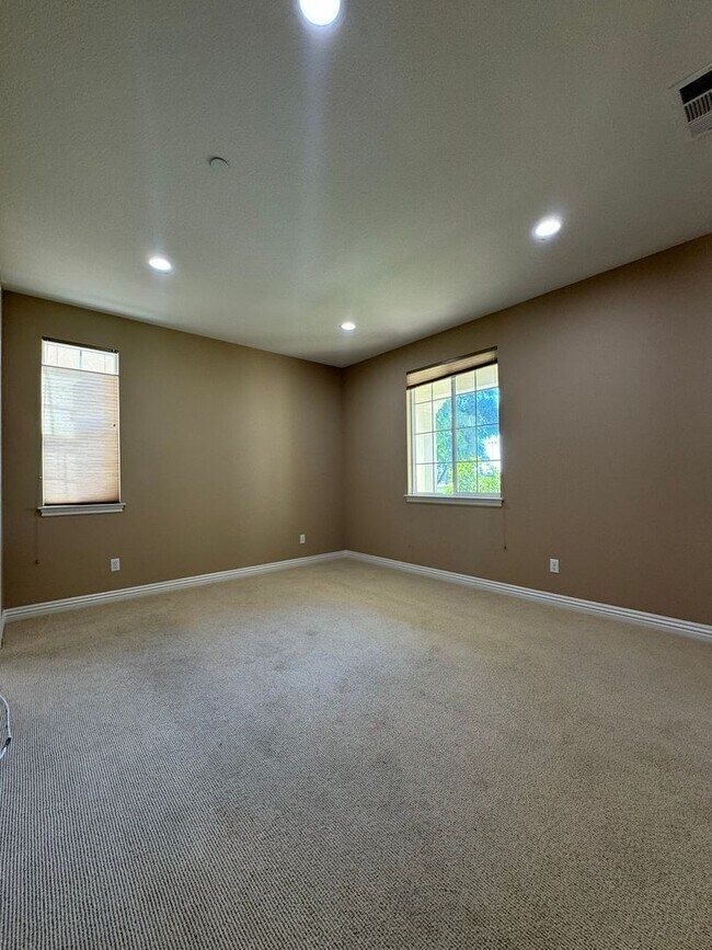 Building Photo - Modern 5 Bed, 4.5 Bath Home in Tustin Legacy