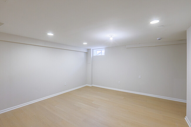 Building Photo - Beautiful 3 Bedroom Home with 2.5 Bathrooms
