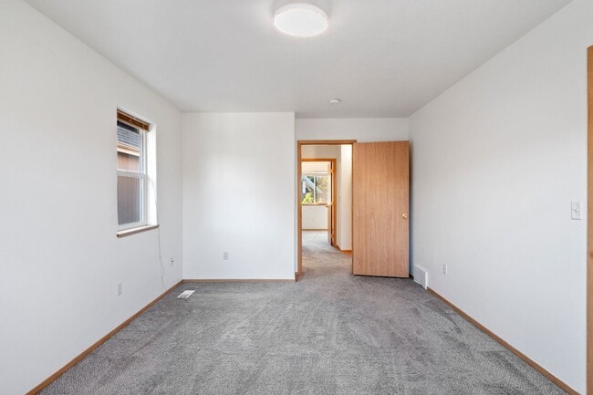 Building Photo - Downtown / Peaceful Valley 2 Bed 2 Bath ho...