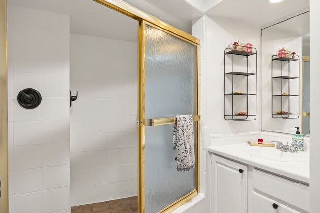 Building Photo - Ventura | Pierpont | 4 Bedroom + 3 Bathroom