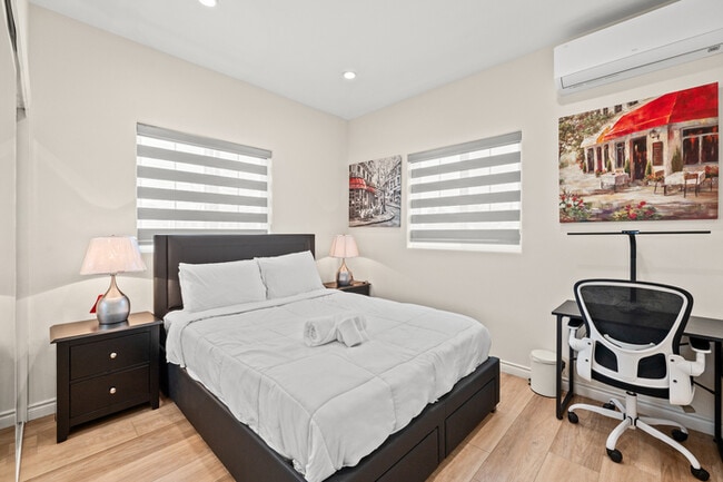 Building Photo - Stylish & Bright 2 Bed 2 Bath | Fully Furn...