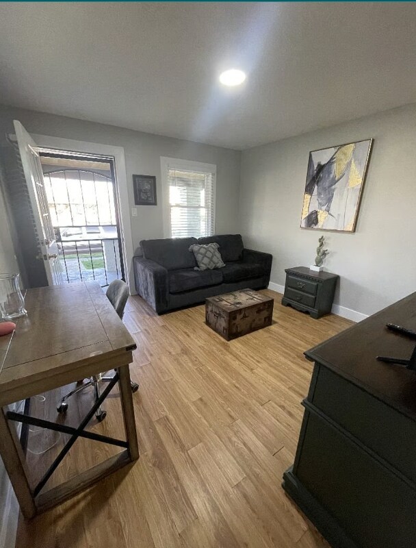 Building Photo - 1308 N Gladstone Ave