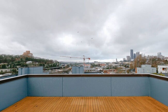 Building Photo - Beautiful High end Central District Home f...