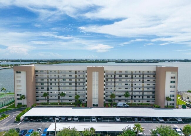 Gated and on the water - 250 S Sykes Creek Pky