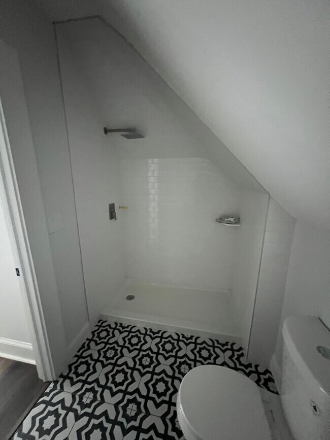 Building Photo - 195 Maple St