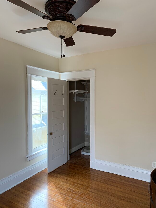 Building Photo - 2274 Robinwood Ave