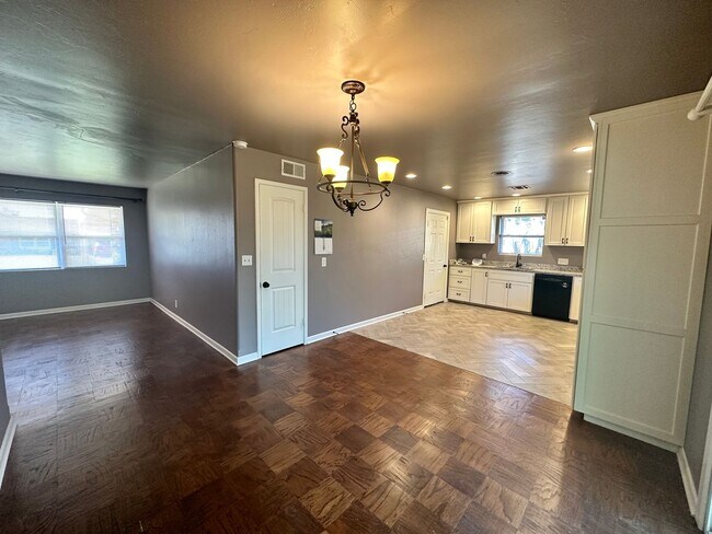 Building Photo - Fully Remodeled 3-bed 1-bath House Availab...