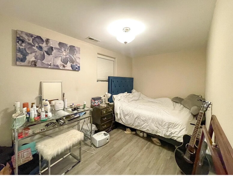 Building Photo - 2730 N Wilton Ave