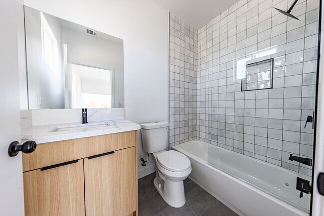 Building Photo - 2847 S Victoria Ave