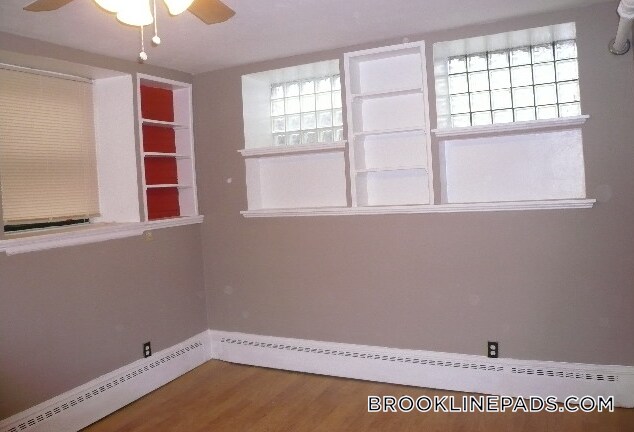 Building Photo - 1064 Beacon St