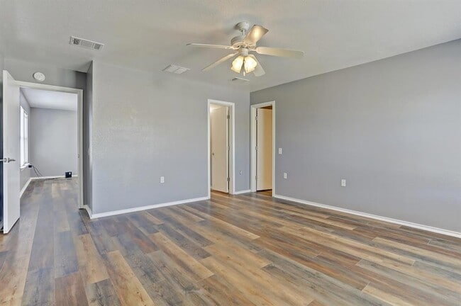 Building Photo - 5913 Silver Screen Dr