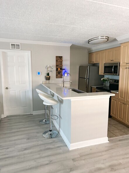 Building Photo - 5304 W Kennedy Blvd