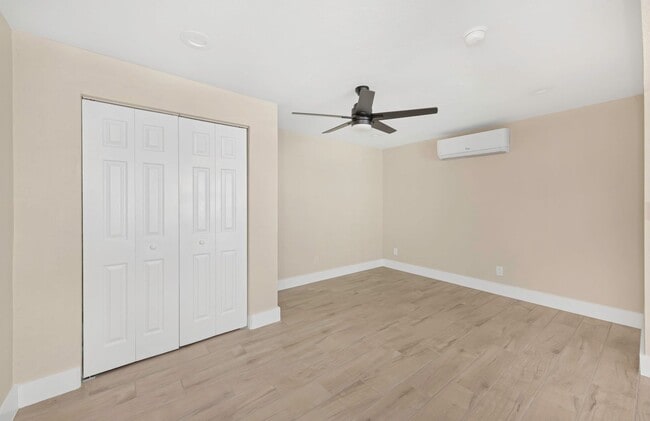 Building Photo - P199 - #6A Holiday Inn