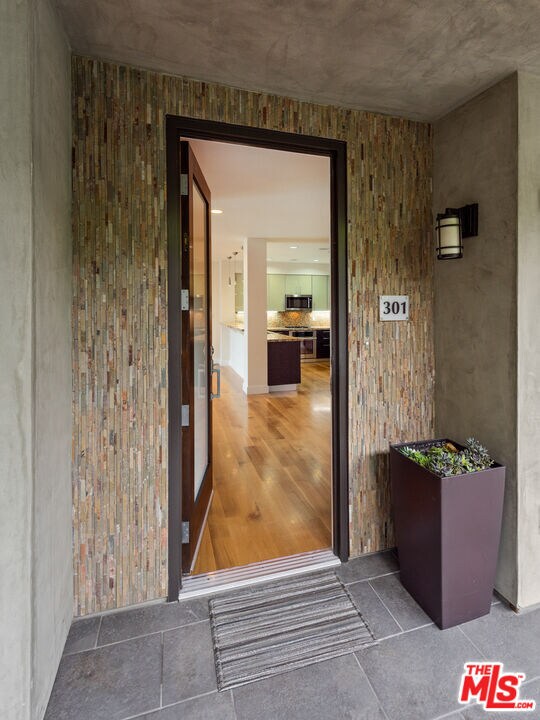 Building Photo - 1304 S Roxbury Dr