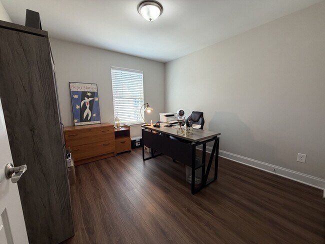 Building Photo - 1630 Shadow Green Dr