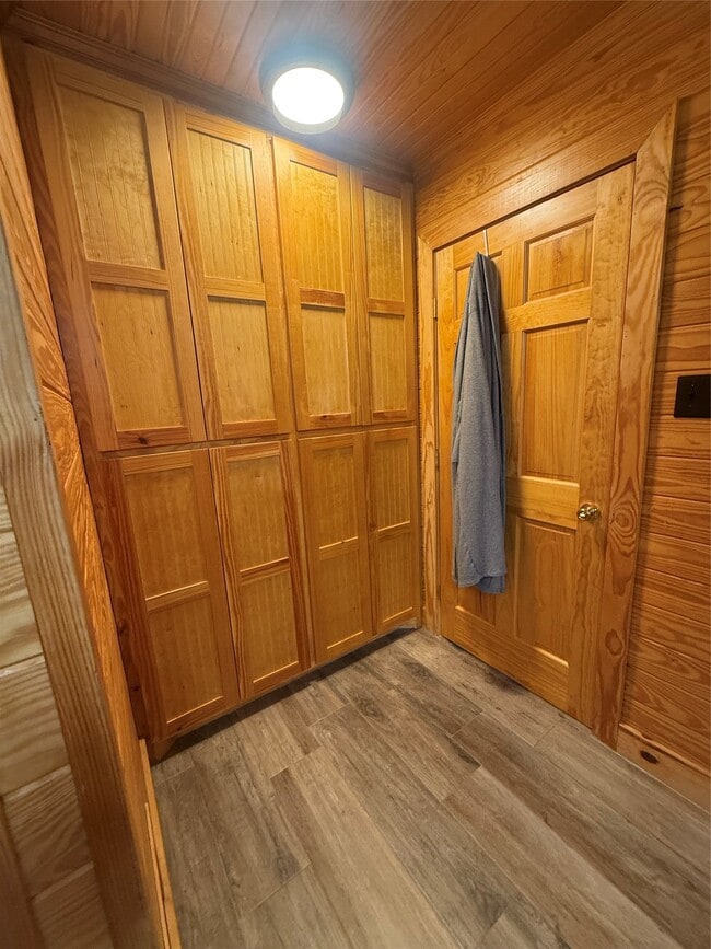 Building Photo - 902 Hidden Valley Dr