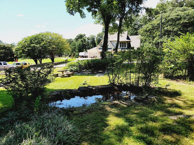 Building Photo - Beautifully Maintained Home in Desirable 35223