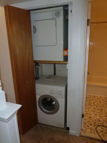 Building Photo - 1218A Crosshill Ct