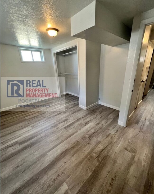 Building Photo - 4 Bedroom 2 Bath Home - Pet Friendly