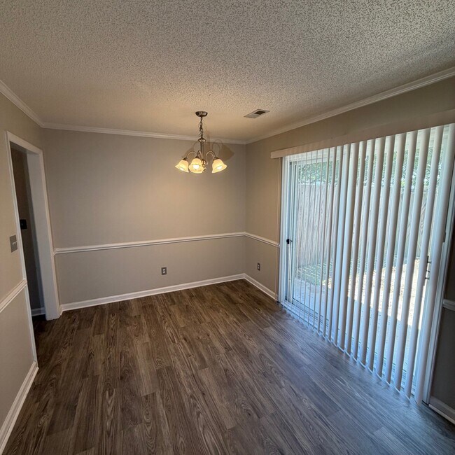 Building Photo - 2345 Vineyard Dr