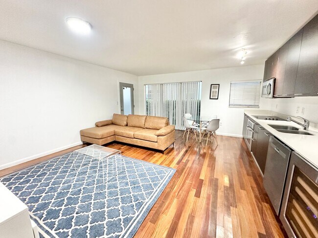 Building Photo - Tastefully furnished 1bed/1bath in the heart of South Beach!