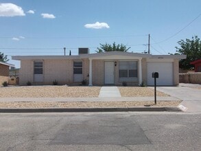 Building Photo - 6004 Sorrento St